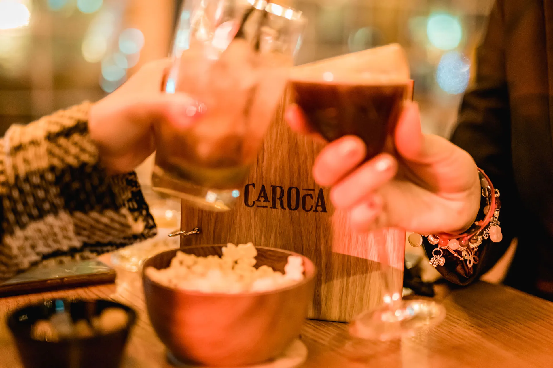 Detalle de mesa en Caroca con la carta de cócteles